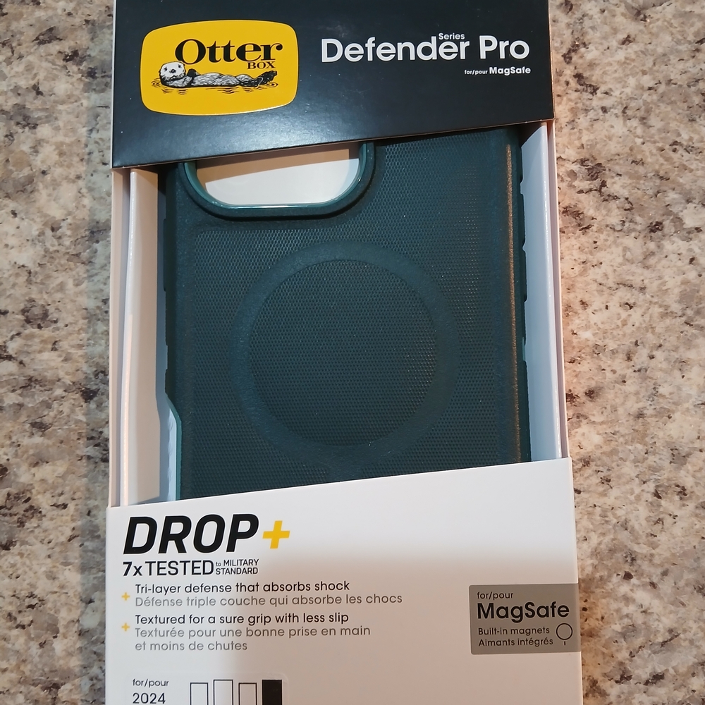 OtterBox Defender Pro Series Case for MagSafe - Dark Green
